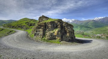 Дорога в горы в Куртатинском ущелье